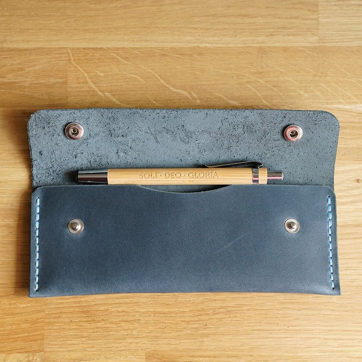 Leder Etui "Aus Gnade" · echtes Leder · handmade – Aus Gnade