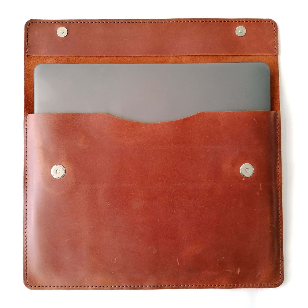 Lederhülle für Macbook / Notebook · handmade · individualisierbar – Aus Gnade