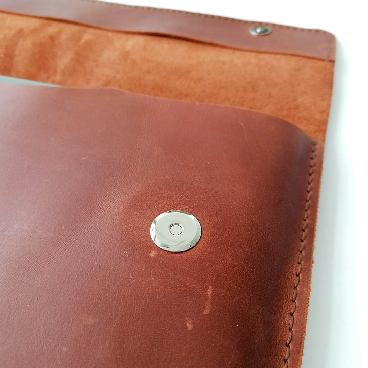 Lederhülle für Macbook / Notebook · handmade · individualisierbar – Aus Gnade