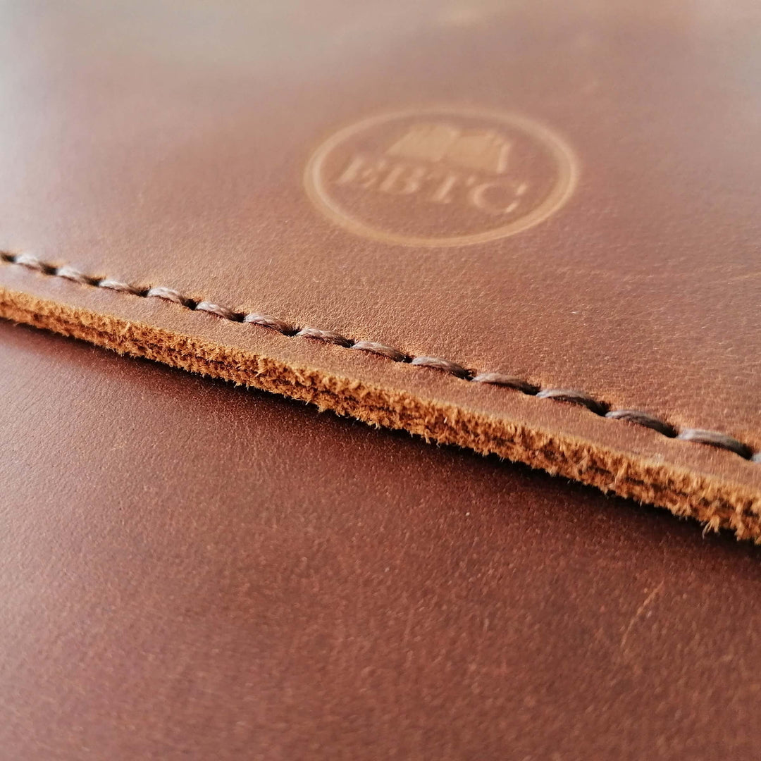 Lederhülle für Macbook / Notebook · handmade · individualisierbar – Aus Gnade