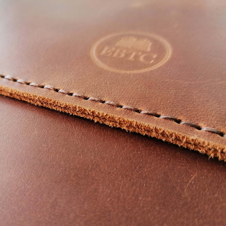 Lederhülle für Macbook / Notebook · handmade · individualisierbar – Aus Gnade