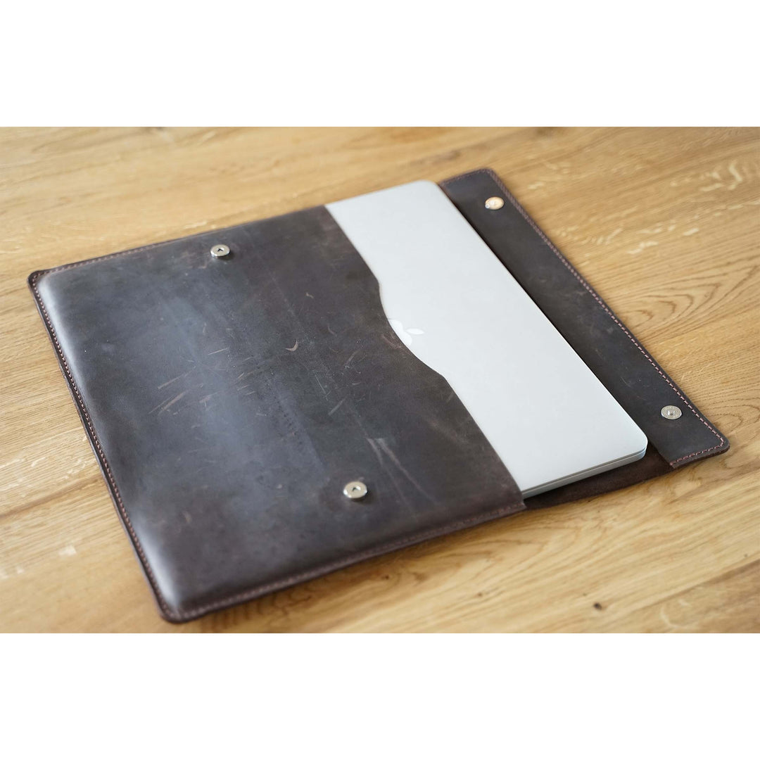 Lederhülle für Macbook / Notebook · handmade · individualisierbar – Aus Gnade