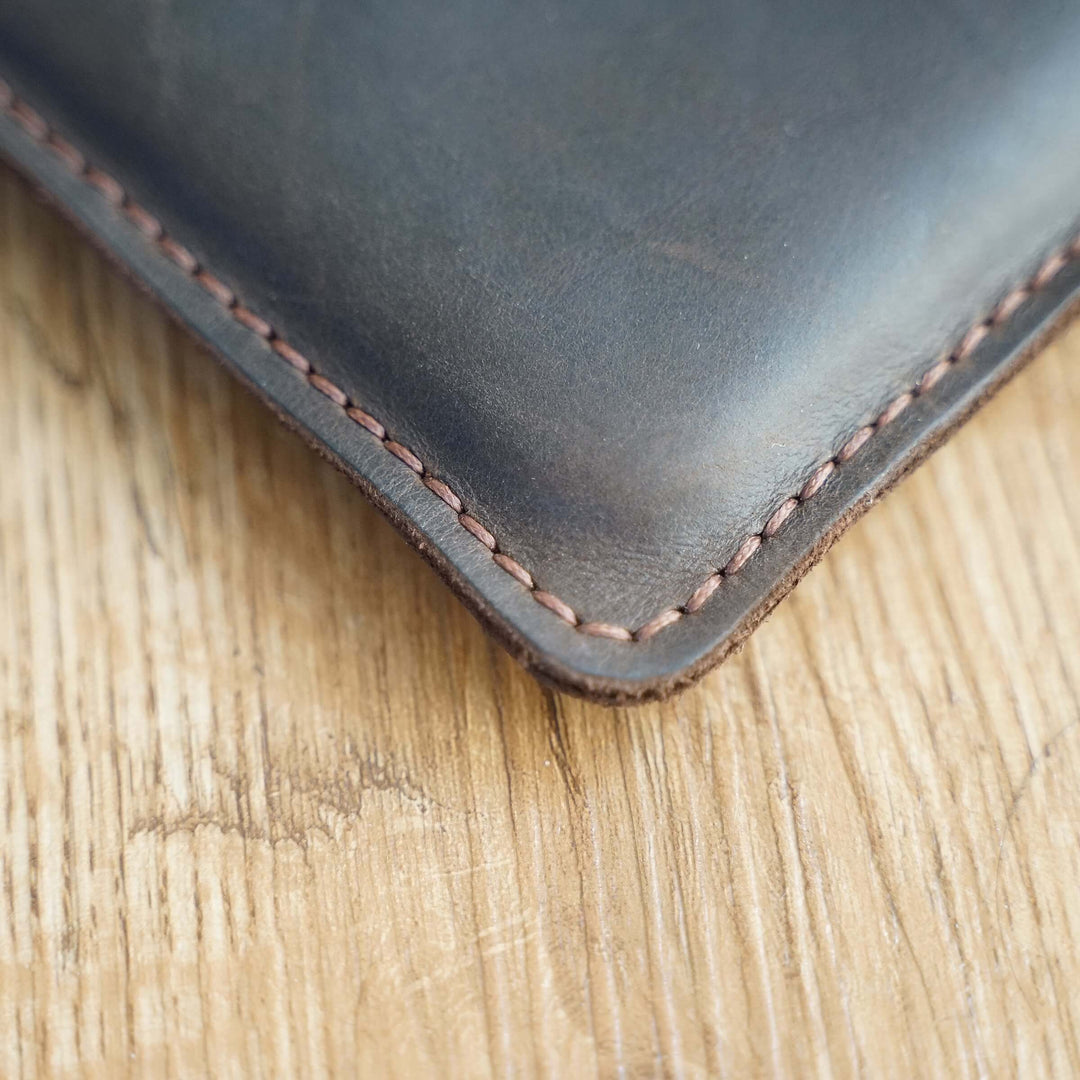 Lederhülle für Macbook / Notebook · handmade · individualisierbar – Aus Gnade