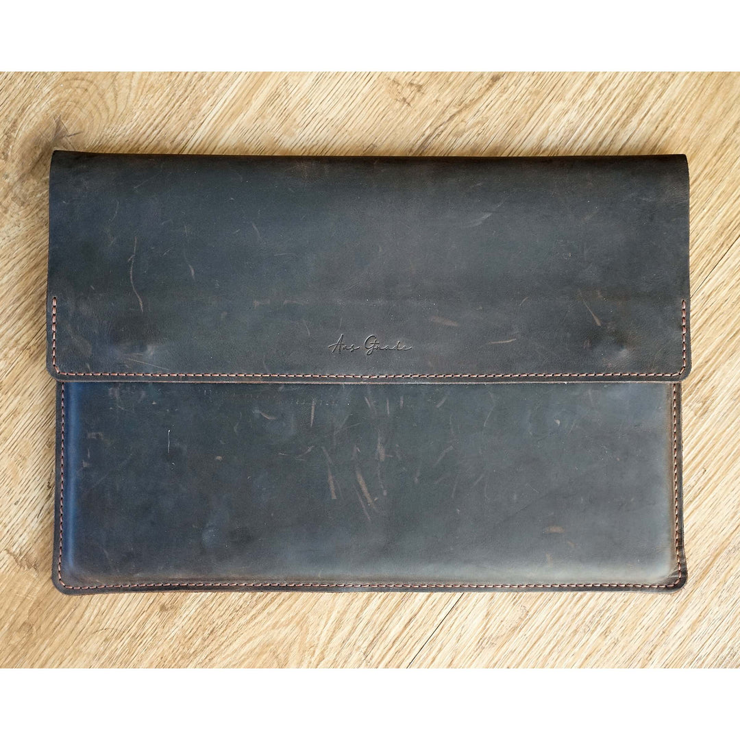 Lederhülle für Macbook / Notebook · handmade · individualisierbar – Aus Gnade