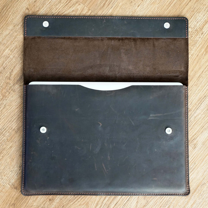 Lederhülle für Macbook / Notebook · handmade · individualisierbar – Aus Gnade
