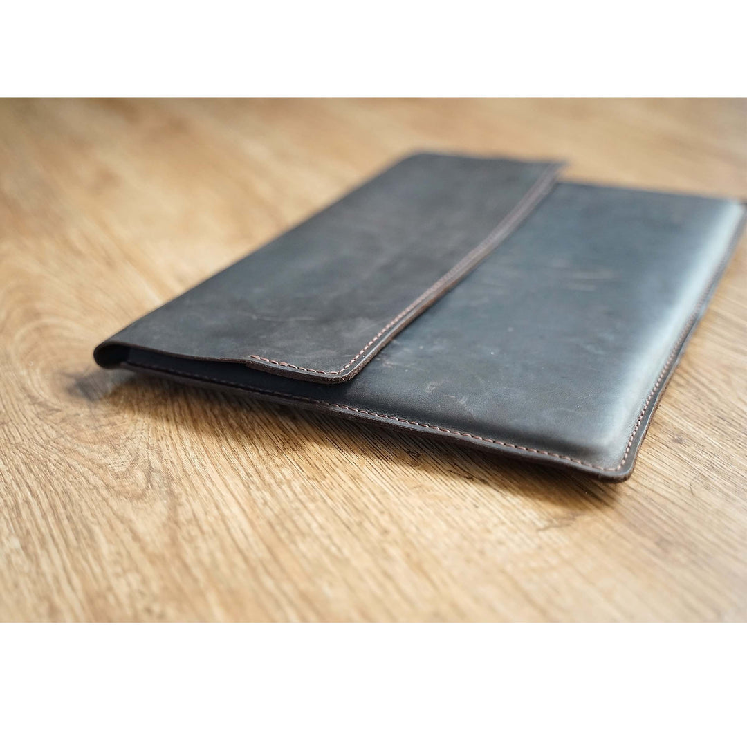 Lederhülle für Macbook / Notebook · handmade · individualisierbar – Aus Gnade