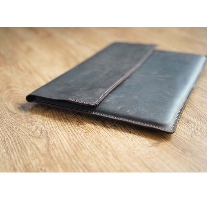 Lederhülle für Macbook / Notebook · handmade · individualisierbar – Aus Gnade