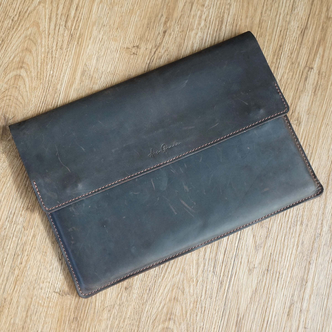 Lederhülle für Macbook / Notebook · handmade · individualisierbar – Aus Gnade