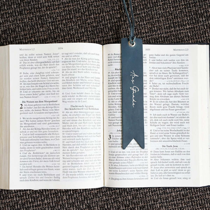 Lesezeichen "Aus Gnade" · Echtes Leder · Goldglanz Silberglanz Prägung – Aus Gnade