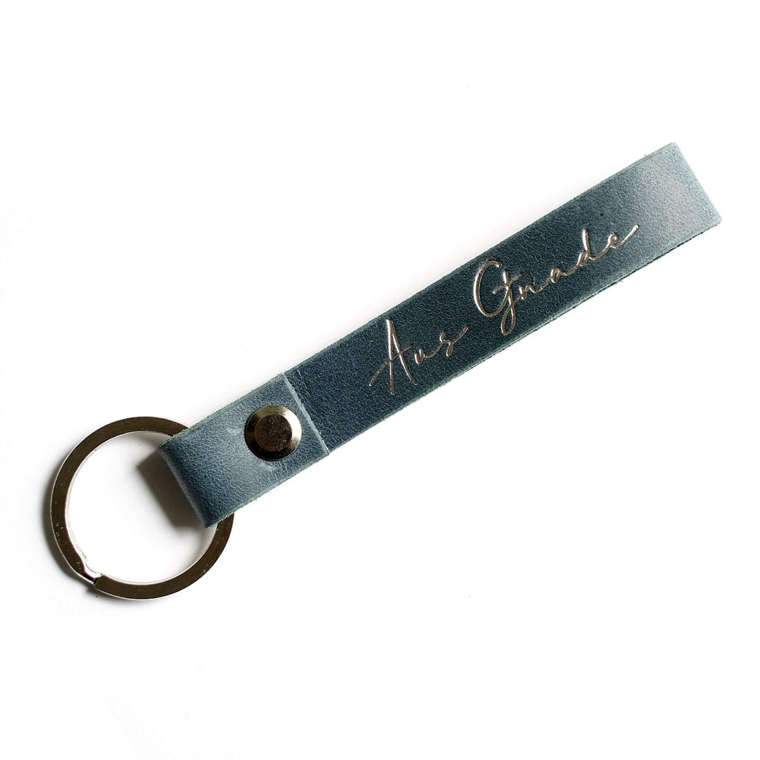 Schlüsselanhänger "Aus Gnade" · Echtes Leder · Blau · Silberglanz Prägung – Aus Gnade