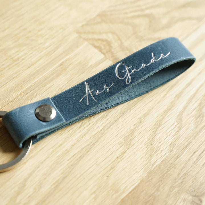 Schlüsselanhänger "Aus Gnade" · Echtes Leder · Blau · Silberglanz Prägung – Aus Gnade
