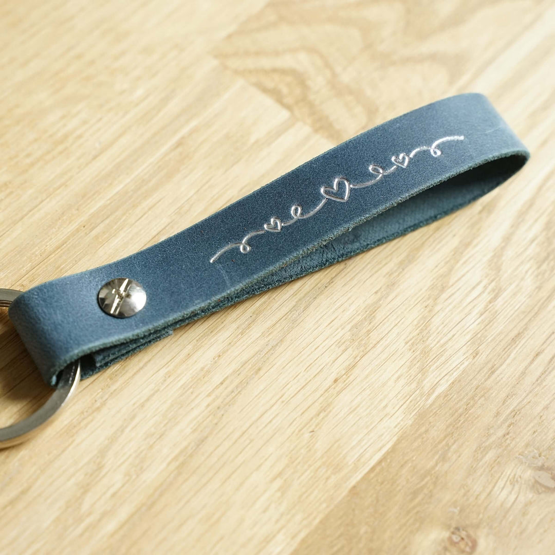 Schlüsselanhänger "Aus Gnade" · Echtes Leder · Blau · Silberglanz Prägung – Aus Gnade