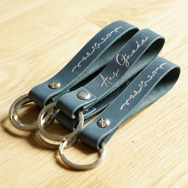 Schlüsselanhänger "Aus Gnade" · Echtes Leder · Blau · Silberglanz Prägung – Aus Gnade