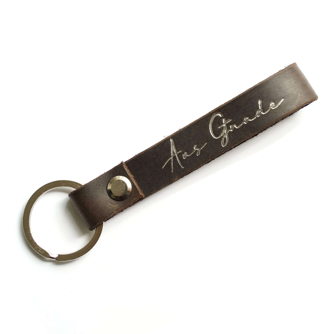 Schlüsselanhänger "Aus Gnade" · Echtes Leder · Schoko · Silberglanz Prägung – Aus Gnade