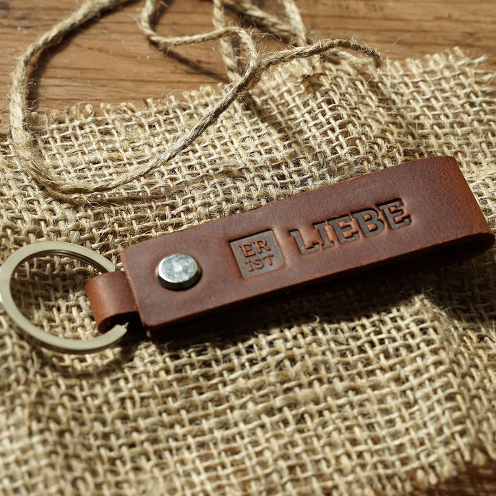 Schlüsselanhänger "ER IST LIEBE" · Echtes Leder · Prägung – Aus Gnade