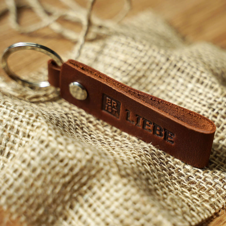 Schlüsselanhänger "ER IST LIEBE" · Echtes Leder · Prägung – Aus Gnade