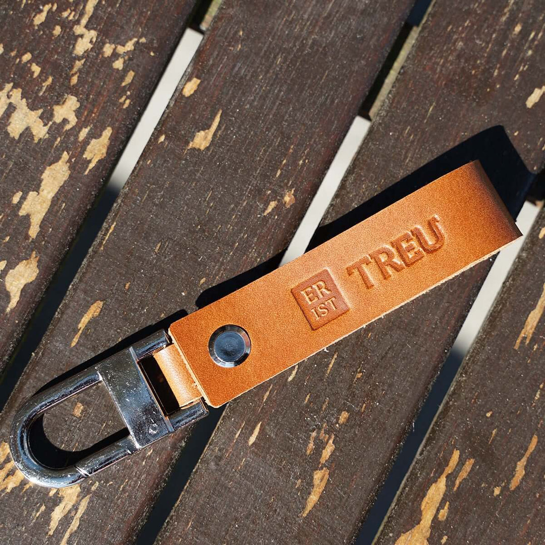 Schlüsselanhänger "ER IST TREU" mit Karabiner · Echtes Leder · Prägung – Aus Gnade
