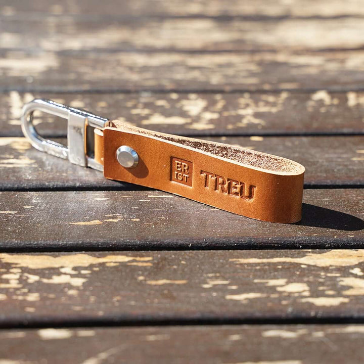 Schlüsselanhänger "ER IST TREU" mit Karabiner · Echtes Leder · Prägung – Aus Gnade