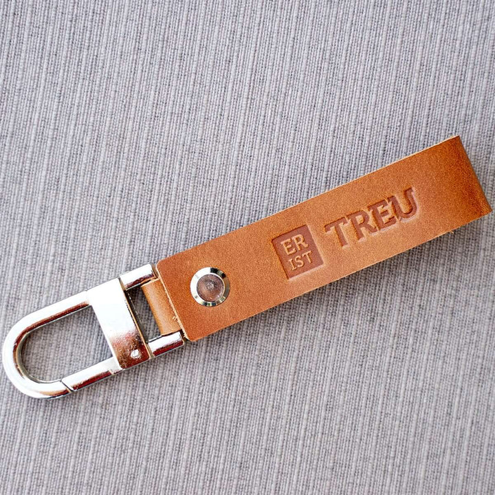 Schlüsselanhänger "ER IST TREU" mit Karabiner · Echtes Leder · Prägung – Aus Gnade