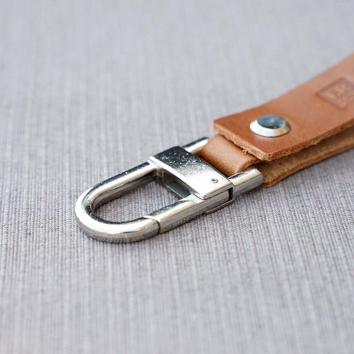 Schlüsselanhänger "ER IST TREU" mit Karabiner · Echtes Leder · Prägung – Aus Gnade