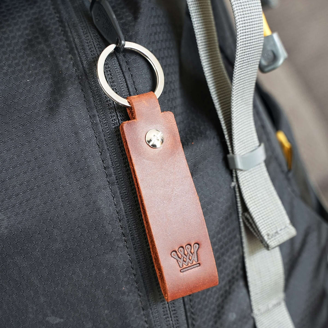 Schlüsselanhänger "ER IST GNÄDIG" · Echtes Leder · Prägung – Aus Gnade